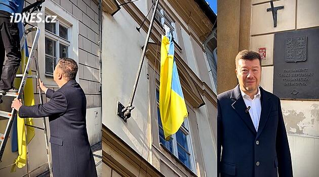 Okamura sundal ukrajinskou vlajku z budovy Sněmovny - iDNES.cz