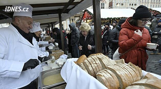 Rozlévání rybí polévky na Staroměstském náměstí se Svobodou - iDNES.cz