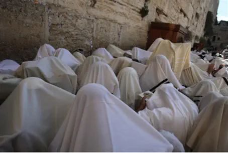 Thousands Deliver Priestly Blessing at Kotel | Israel National News