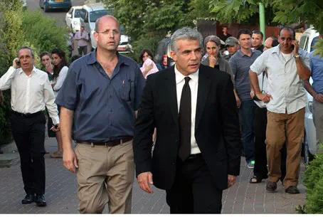 Lapid Prays For First Time in Six Years for Teens | Israel National News