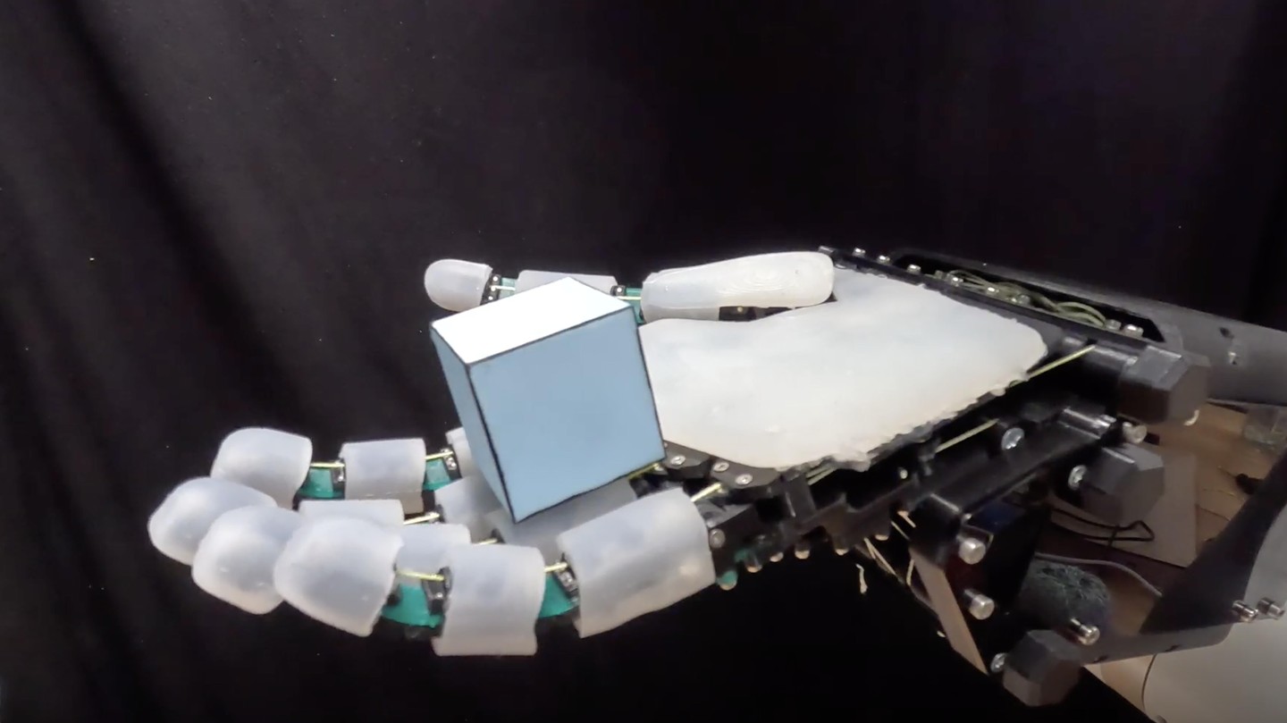 Robotic hand moves objects with human-like grasps - EPFL
