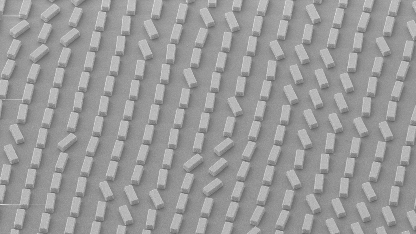 Light reveals secrets encoded in chiral metasurfaces - EPFL