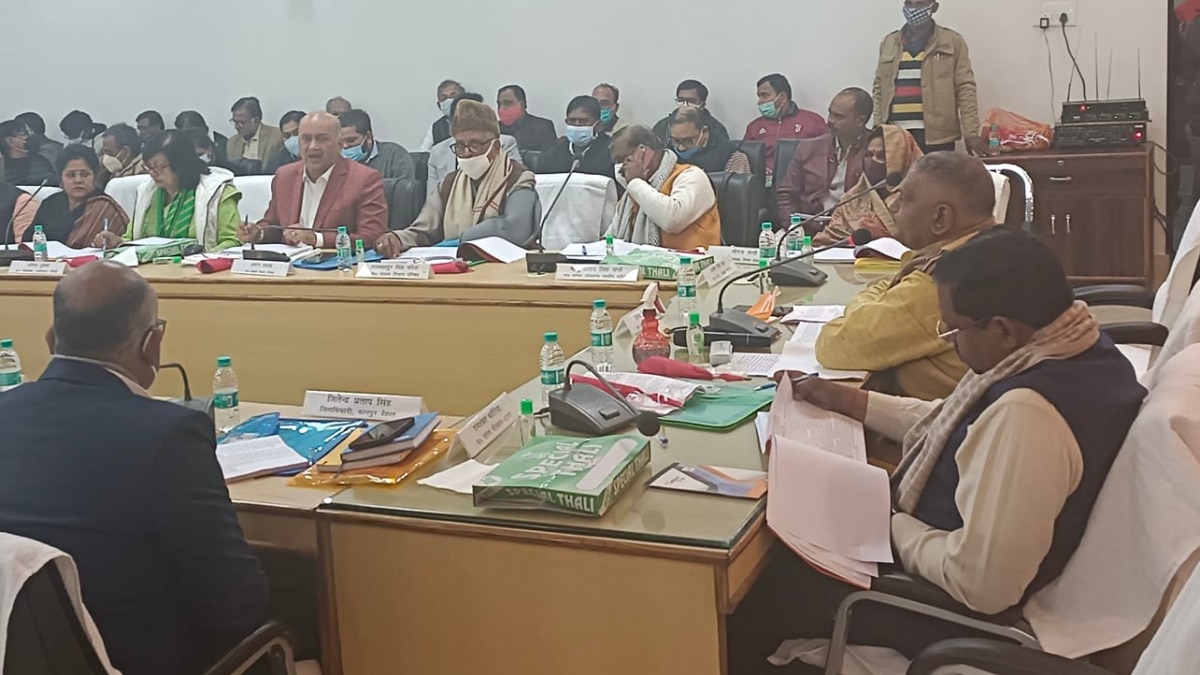 UP: महिला MLA ने लगाया ब्राह्मण विरोध का आरोप, बैठक में ही जनेऊ दिखाने लगे BJP सांसद - Kanpur Dehat BJP MP Devendra Singh Bhola MLA Pratibha Shukla Brahman Politics Fight tste - AajTak
