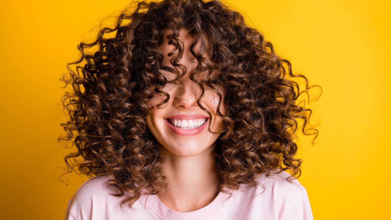 Cabelos cacheados: veja dicas e técnicas para ter cachos perfeitos