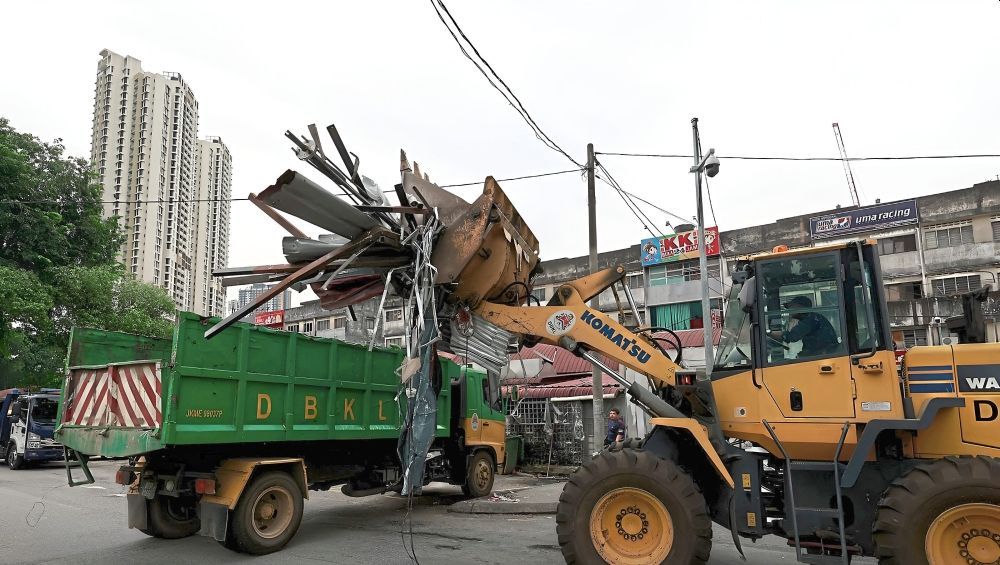 Authorities demolish illegal structure, fine polluting lorries in KL | The Star