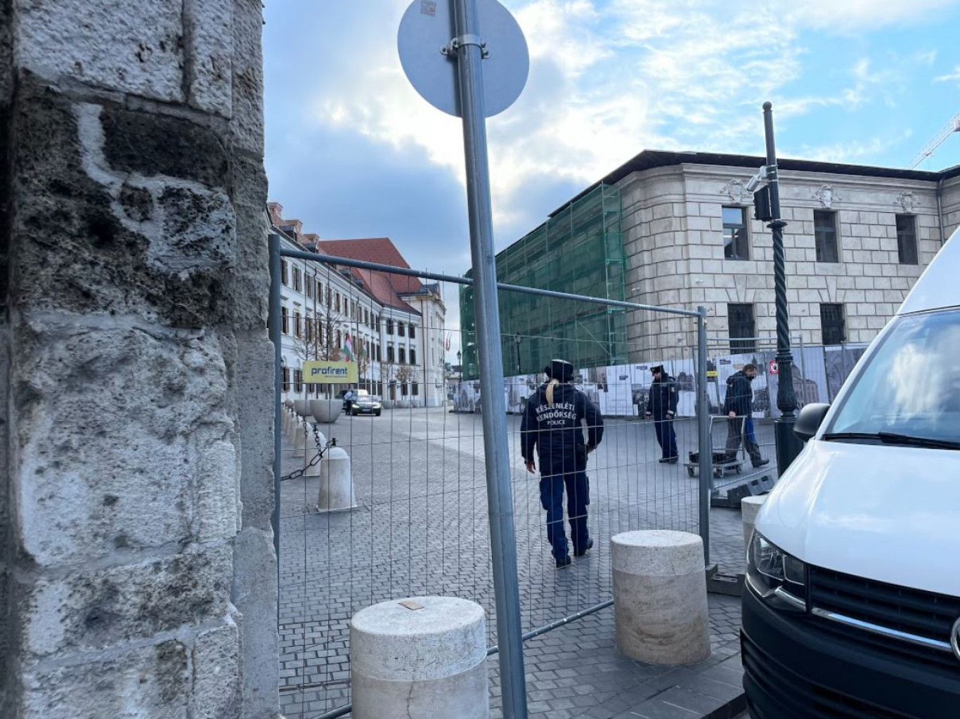 Körbekordonozták a Karmelita kolostort