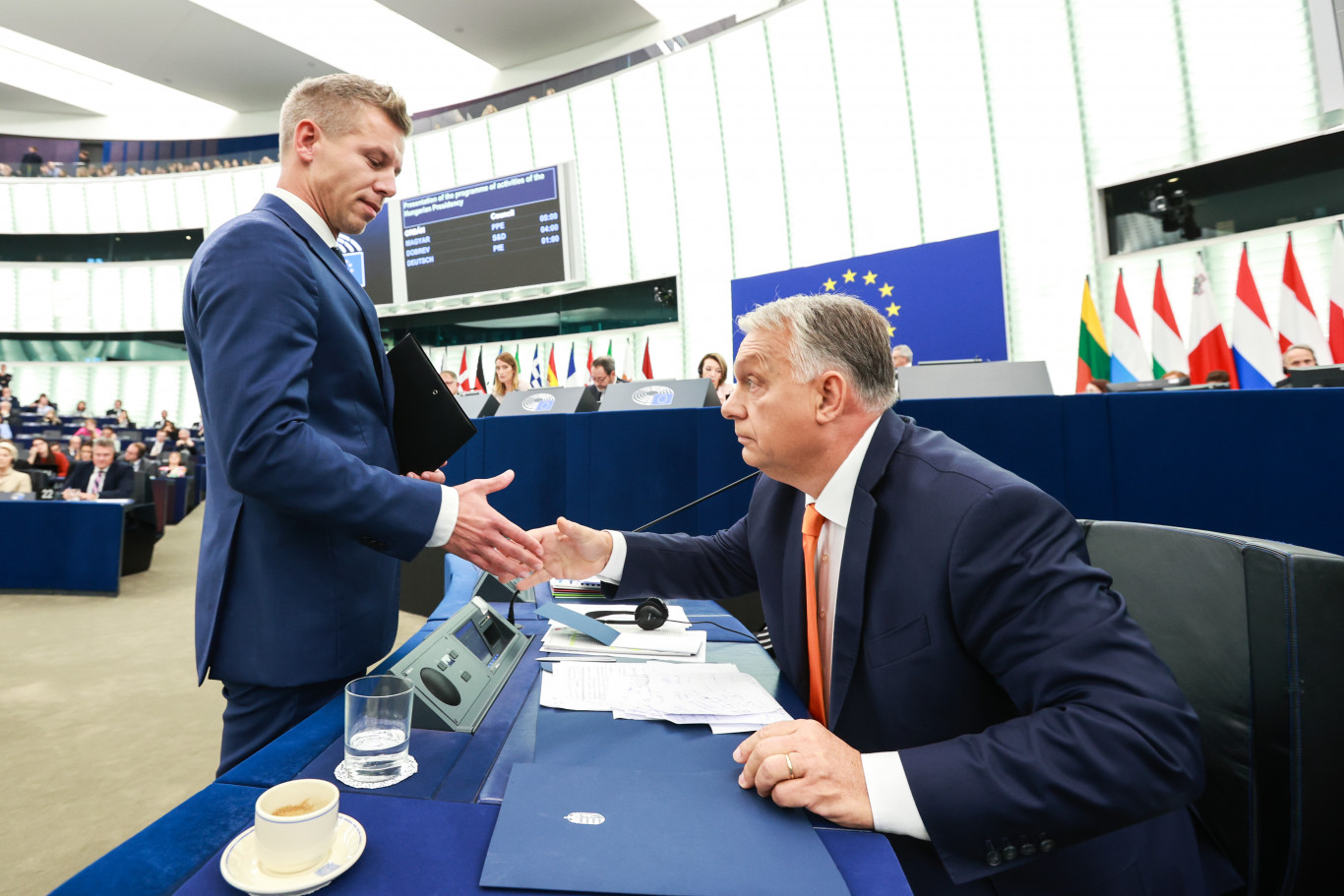 Orbán megint elővette a bolondkártyát, és ezúttal mindenkinek kiosztja