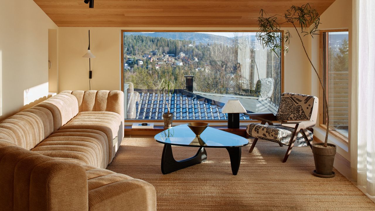 Dieses gemütliche Familienhaus macht es vor: So wird der warme Midcentury-Stil niemals langweilig | AD Magazin