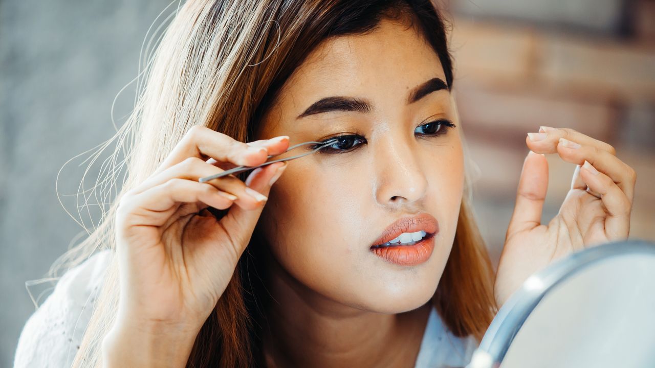 How to Put on Fake Eyelashes: A Step-By-Step Guide | Teen Vogue
