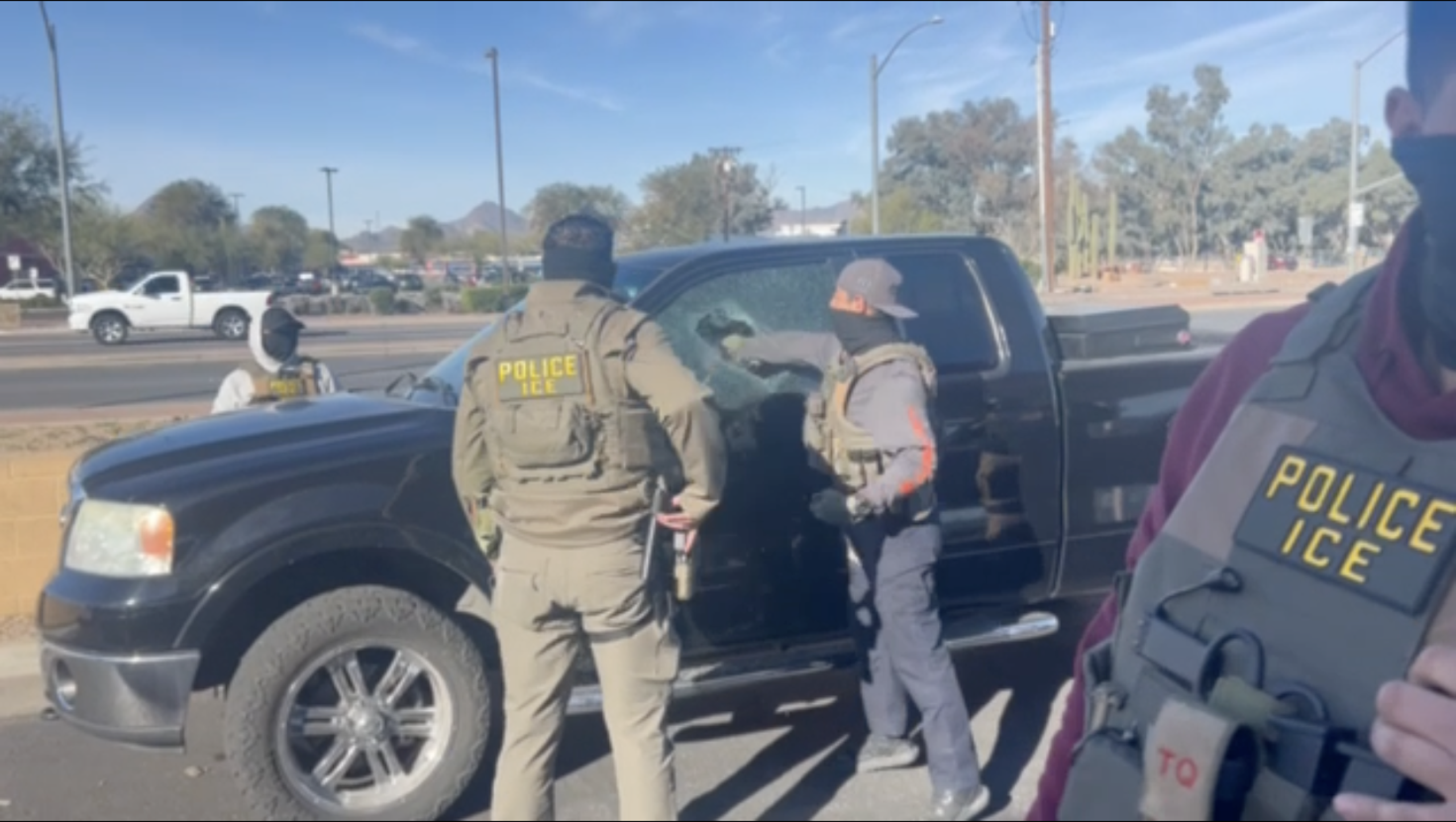 Volunteer records ICE agents smashing car window during Tucson arrest - AZ Luminaria