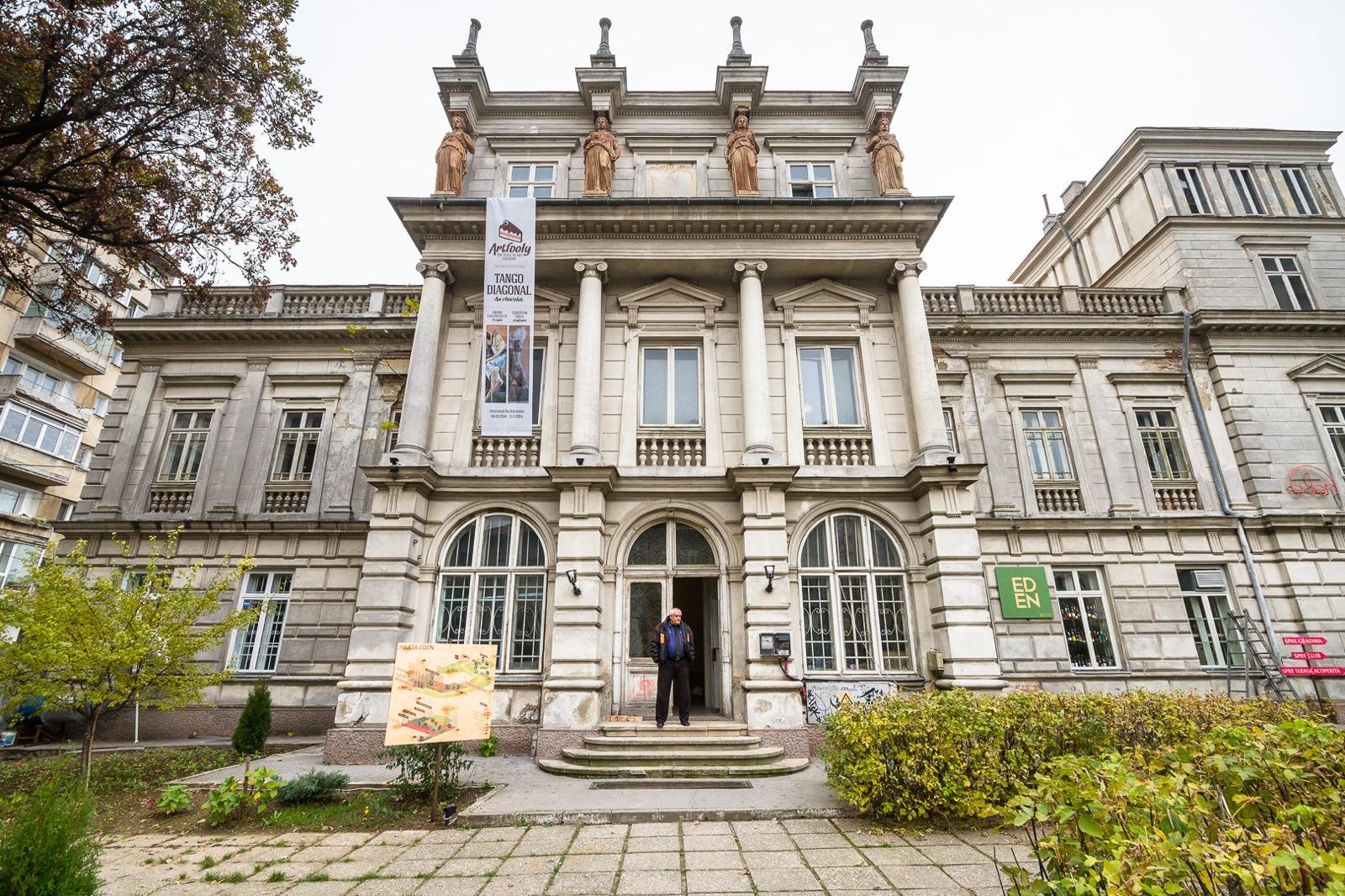 B365 - Fecioarele care duc pe umeri povestea Micului Paris - cele mai vii cariatide din București. Degradate sau îngrijite, "sclavele din Karyaes" înnobilează și azi orașul • Vechiul București
