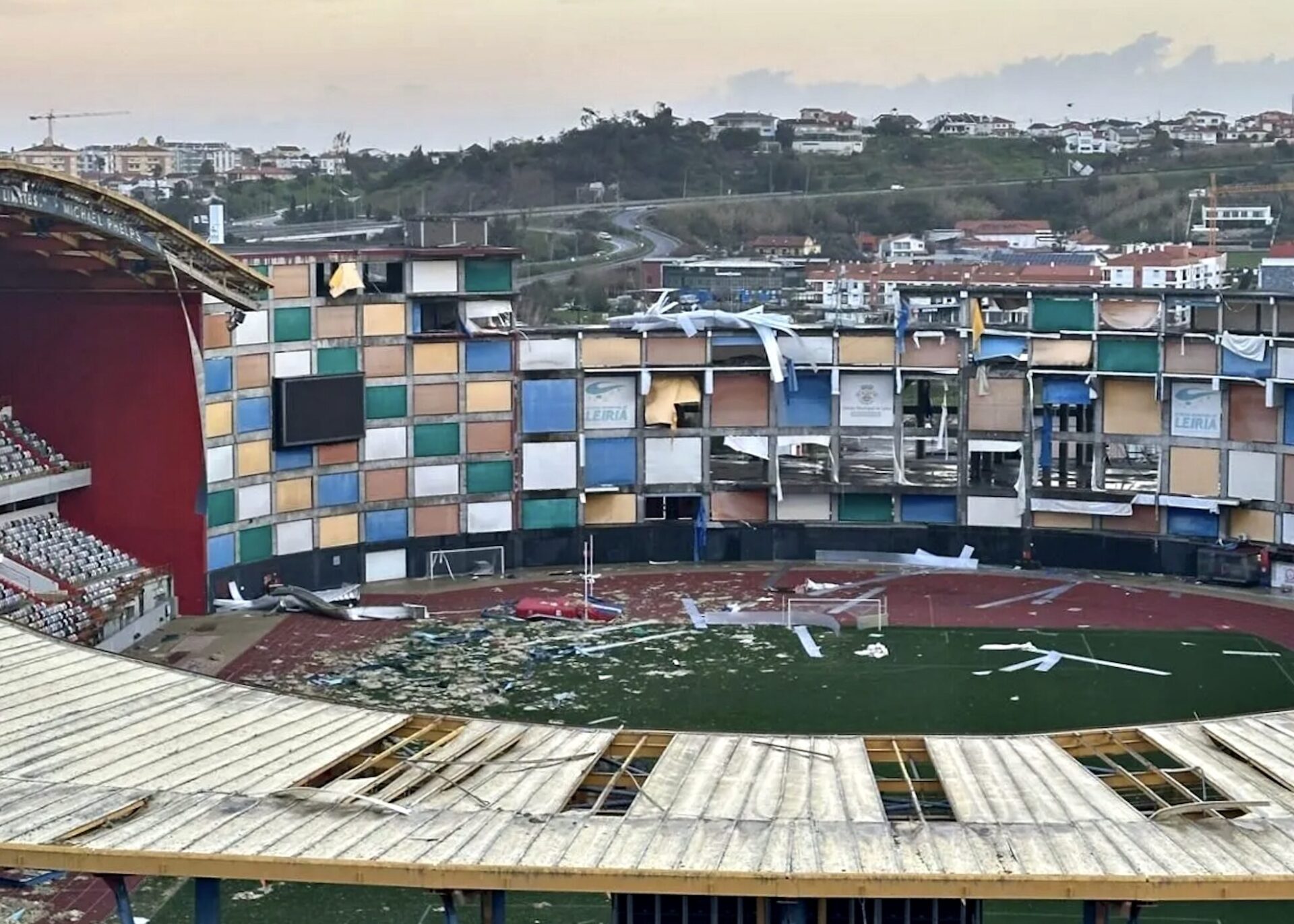 Depressão Kristin destrói partes dos Estádio do UD Leiria e Oriental: Vê as imagens