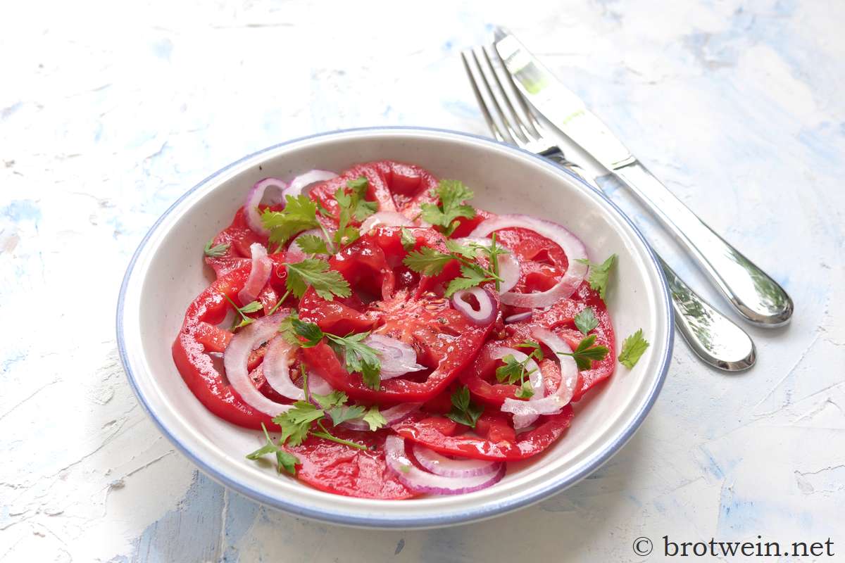 Tomatensalat mit Zwiebeln - Brotwein