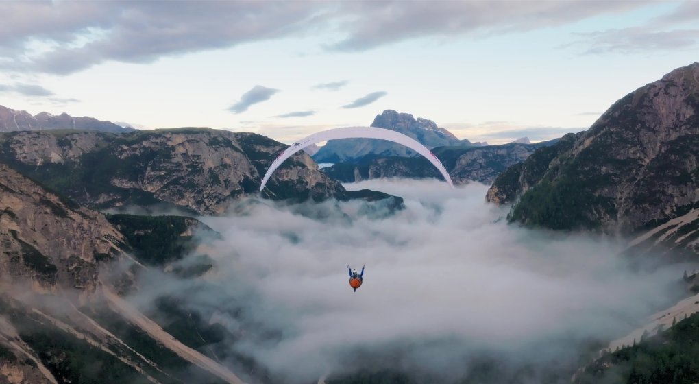 Rencontre avec Jean de Biolley, le Bruxellois qui a traversé les Alpes en parapente - BX1
