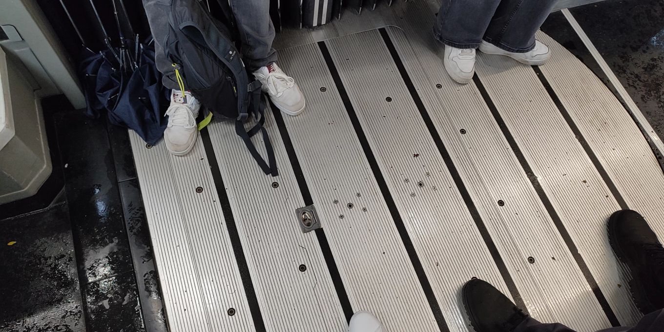 Bernmobil: Passagiere rutschen bei Regen-Wetter durch Bus | Nau.ch
