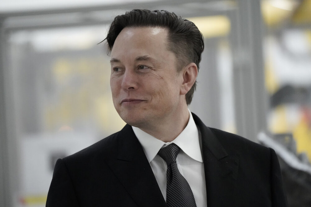 Elon Musk Shakes Up Political World, People Split On Twitter Purchase - California Courier