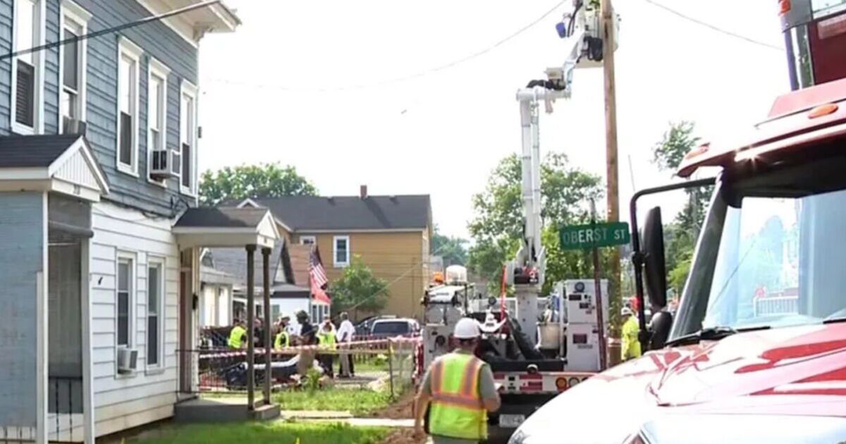New York house collapse leaves 10 hospitalized as more trapped - US News - News - Daily Express US