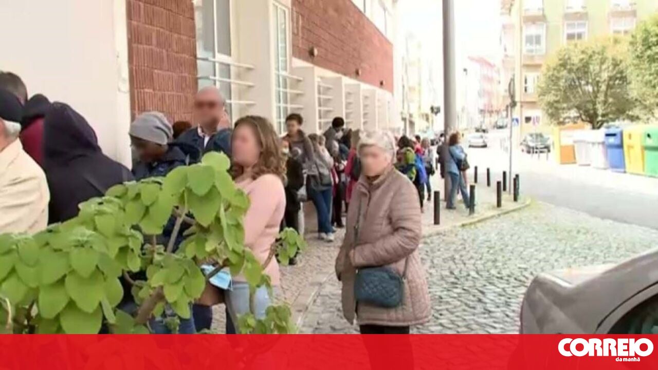 Mais de 100 utentes fazem fila em frente ao Centro de Saúde do Cacém. Muitos não conseguem consulta - Sociedade - Correio da Manhã