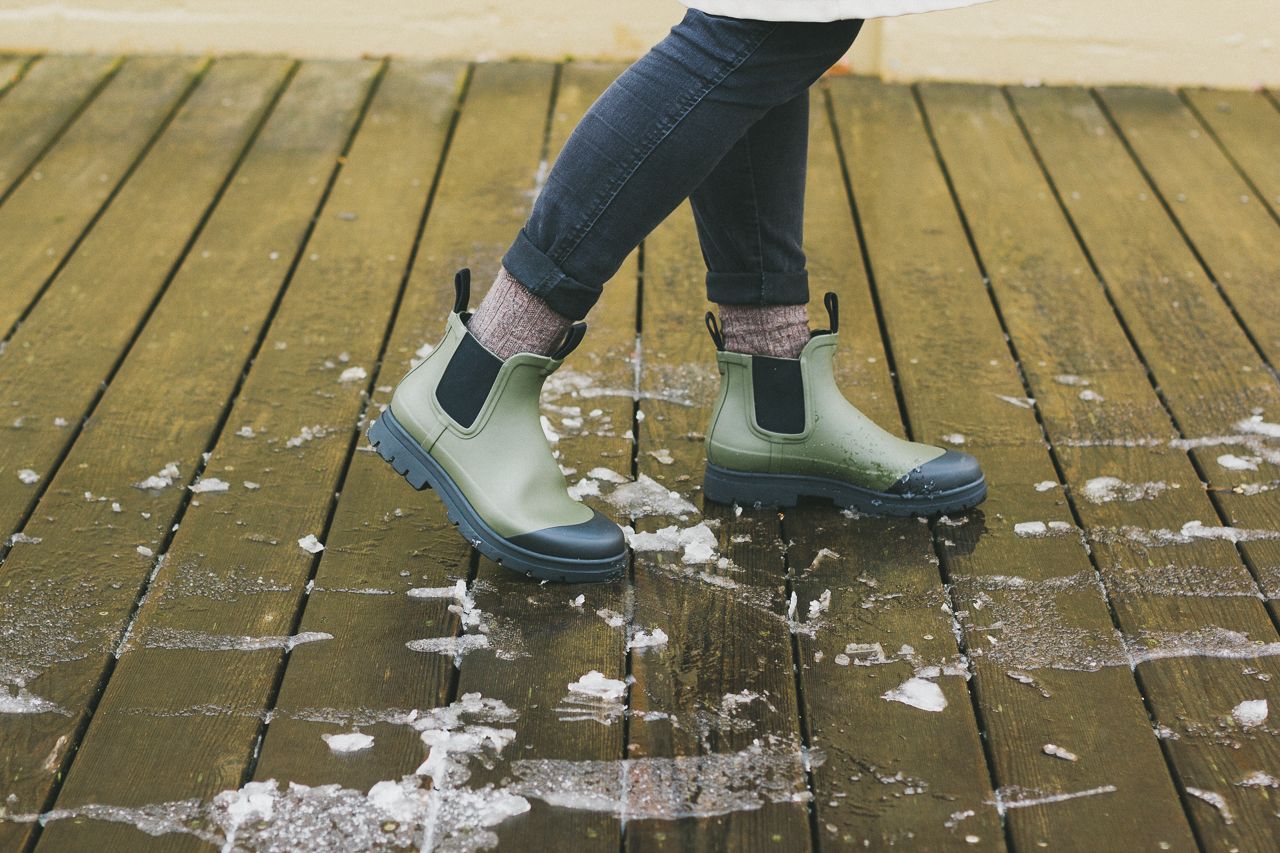 Rainy Day Essentials - The Everlane Rain Boot Review