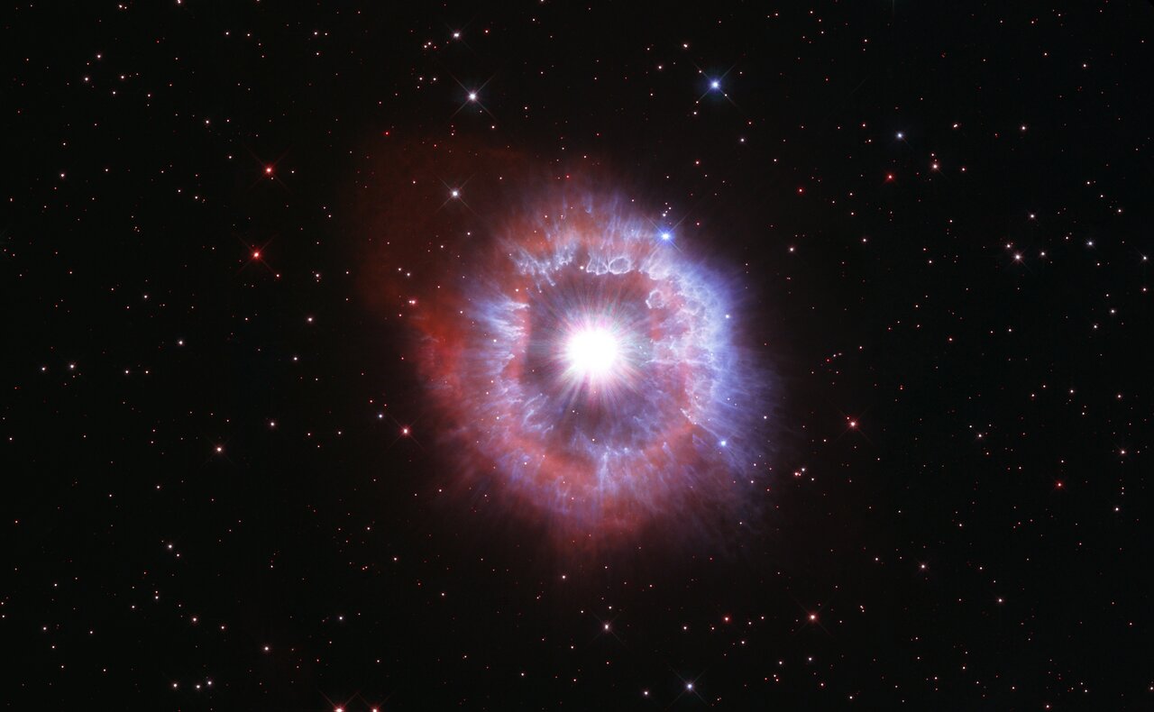 Hubble Celebrates 31st Birthday with Giant Star on the Edge of Destruction | ESA/Hubble