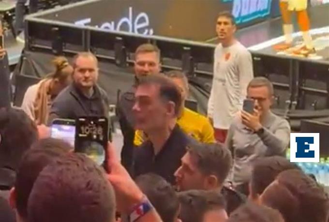 Ντουμπάι - Ολυμπιακός: Οπαδός έβρισε στα ελληνικά τον Μπαρτζώκα, ο οποίος ανέβηκε στην εξέδρα για να του ζητήσει τον λόγο! | Έθνος