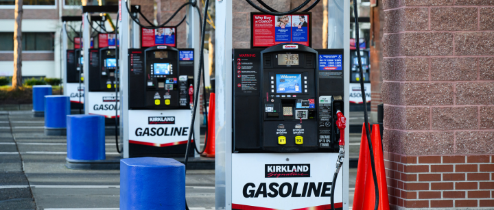 Las falsas afirmaciones de Trump sobre el precio de la gasolina y de los huevos - FactCheck.org