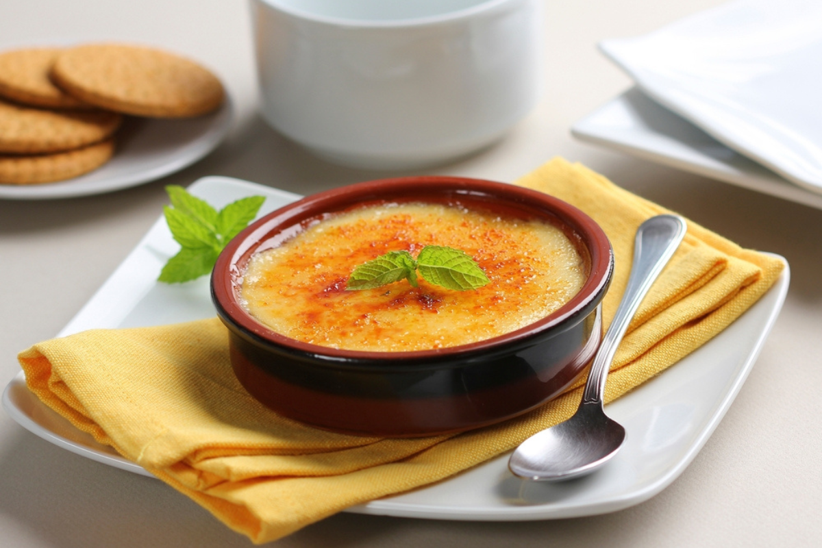 Crema catalana, desertul pe care să nu îl ratezi când mergi la Barcelona. Rețeta simplă
