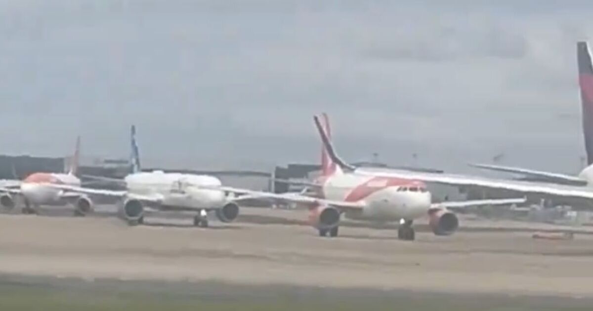 Gatwick Airport LIVE: Travel chaos as planes grounded on runway | UK | News | Express.co.uk