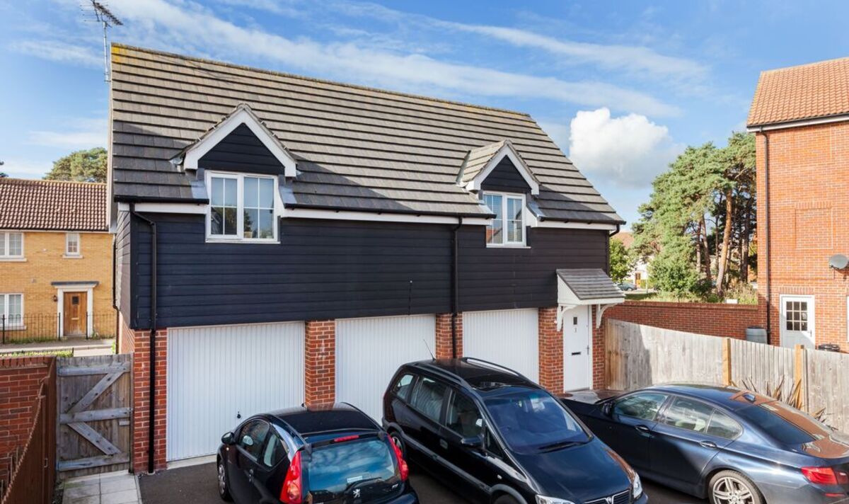 Son gets perfect revenge on 'entitled' neighbour who keeps parking on mum's spot | UK | News | Express.co.uk
