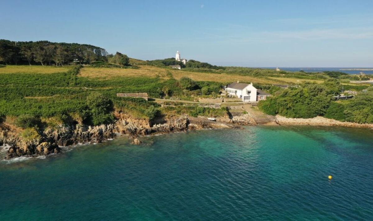 Pub for sale on beautiful remote island dubbed 'UK's Mediterranean' | UK | News | Express.co.uk