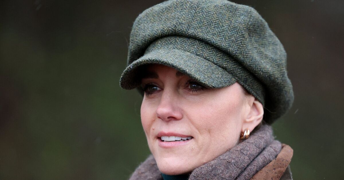 Princess Kate's on-sale cashmere snood has Claudia Winkleman's style | Royal | News | Express.co.uk