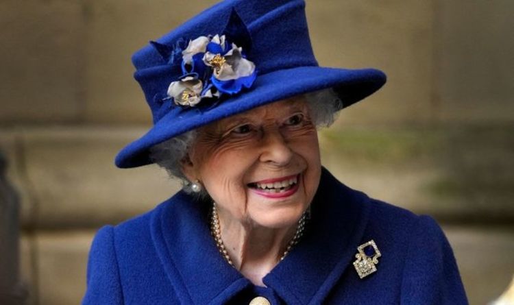Queen ‘showing slight seasonal cold signs’ despite driving and walking dogs around Windsor | Royal | News | Express.co.uk