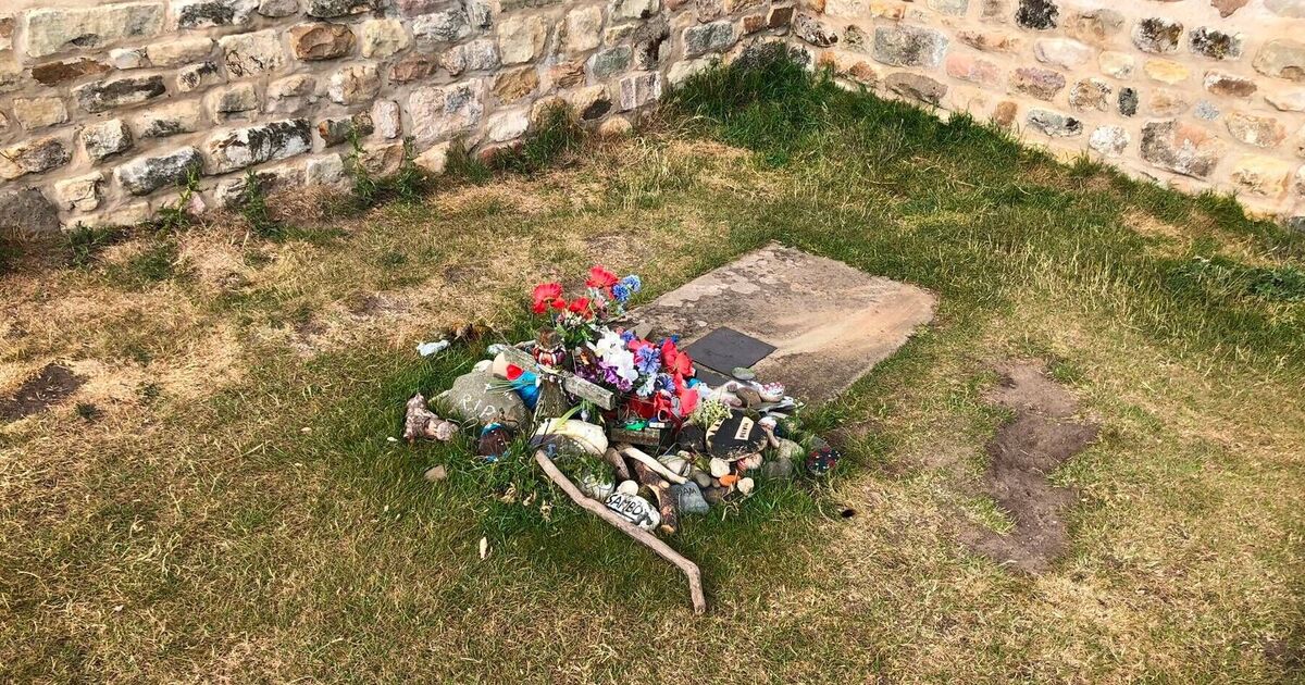 The tragic story behind famous grave in tiny hamlet | History | News | Express.co.uk