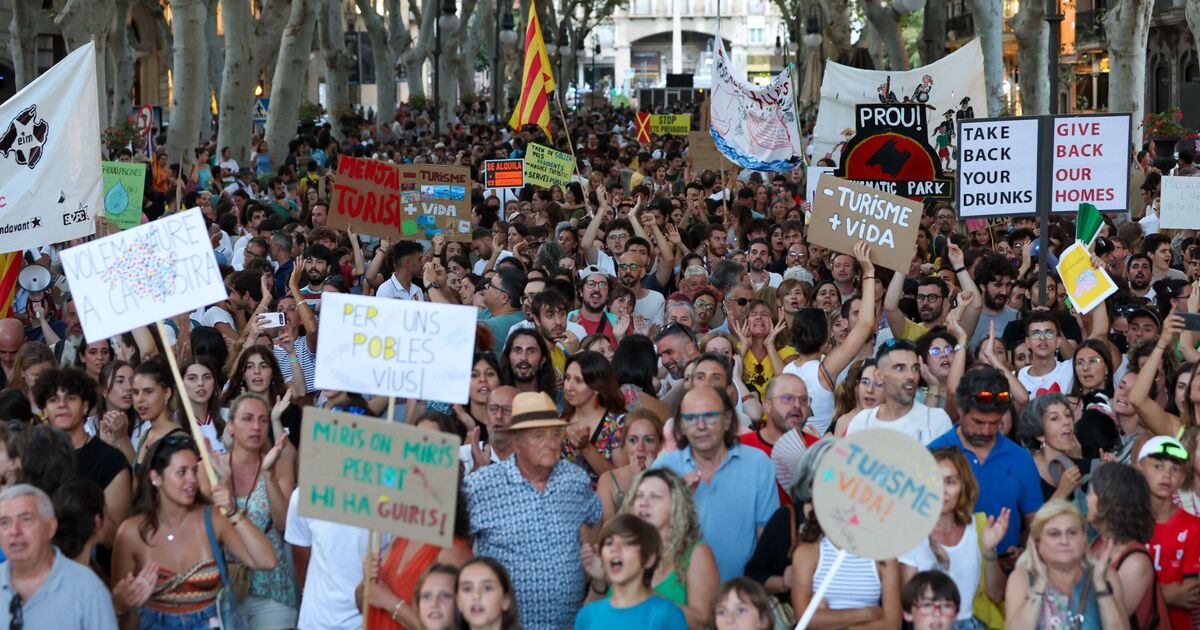 Classless Majorca tourism protesters taunt England fans over losing Euros to Spain | World | News | Express.co.uk
