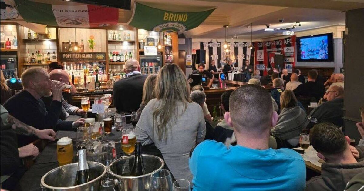 UK pub closes with visit from 2 football legends - ‘that’s all folks’ | World | News | Express.co.uk