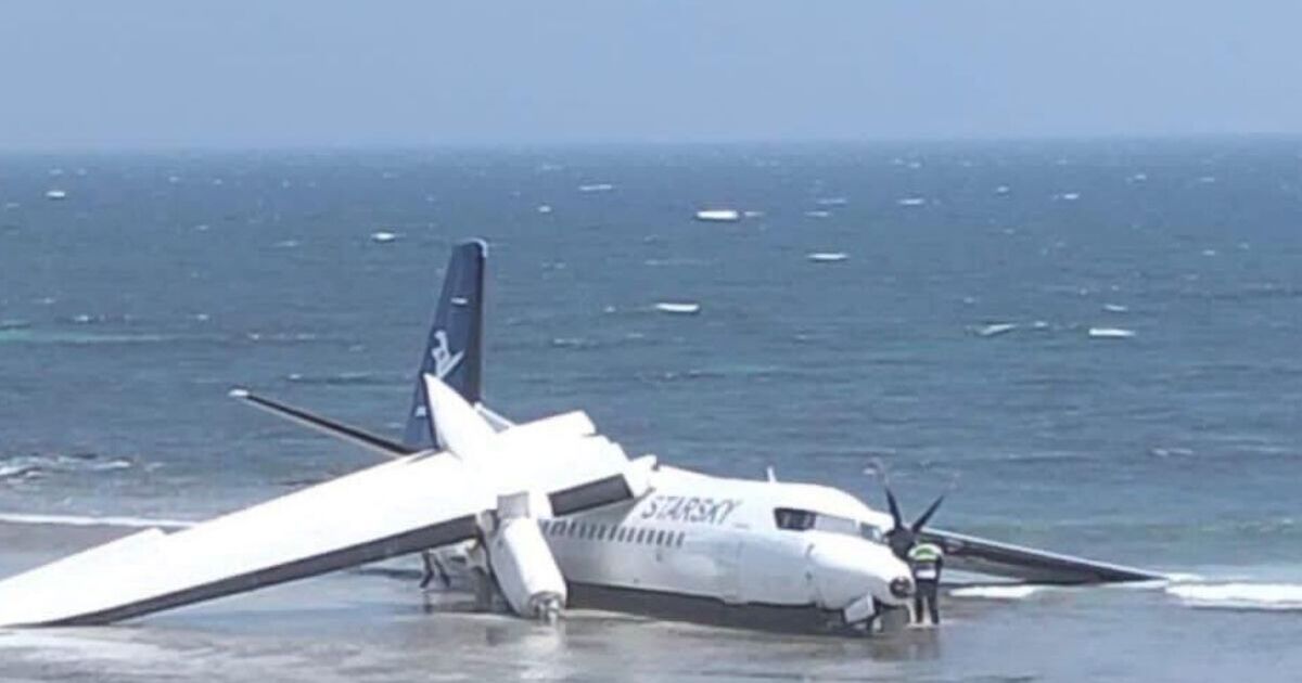 StarSky plane crash: Somalia horror as aircraft crashes into sea at Mogadishu airport | World | News | Express.co.uk
