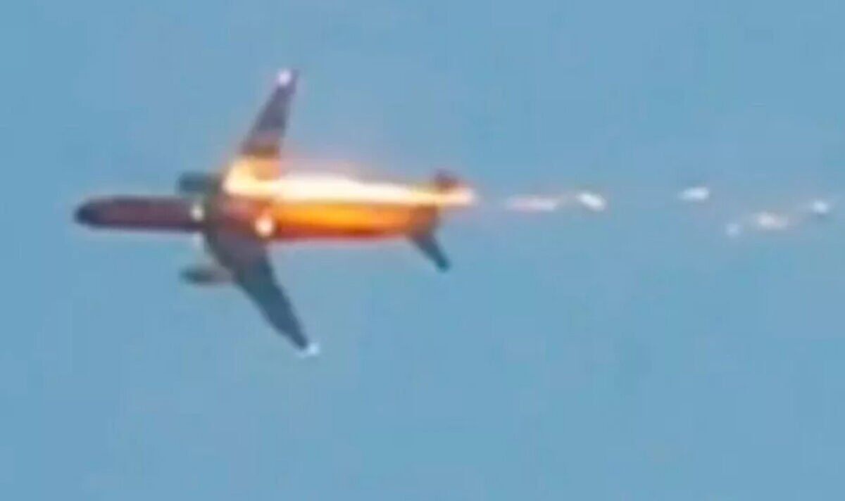 Russian plane bursts into flames after 'powerful explosion' | World | News | Express.co.uk