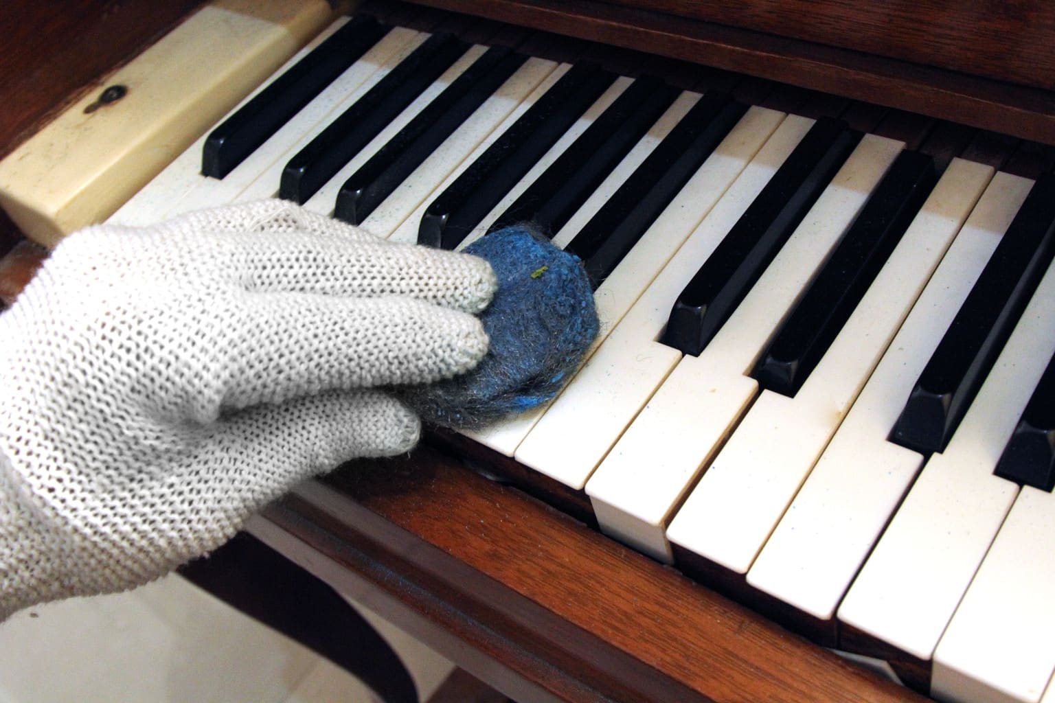 The Ultimate Guide to Returning the White of Your Piano's Yellowing Keys - Merriam Music