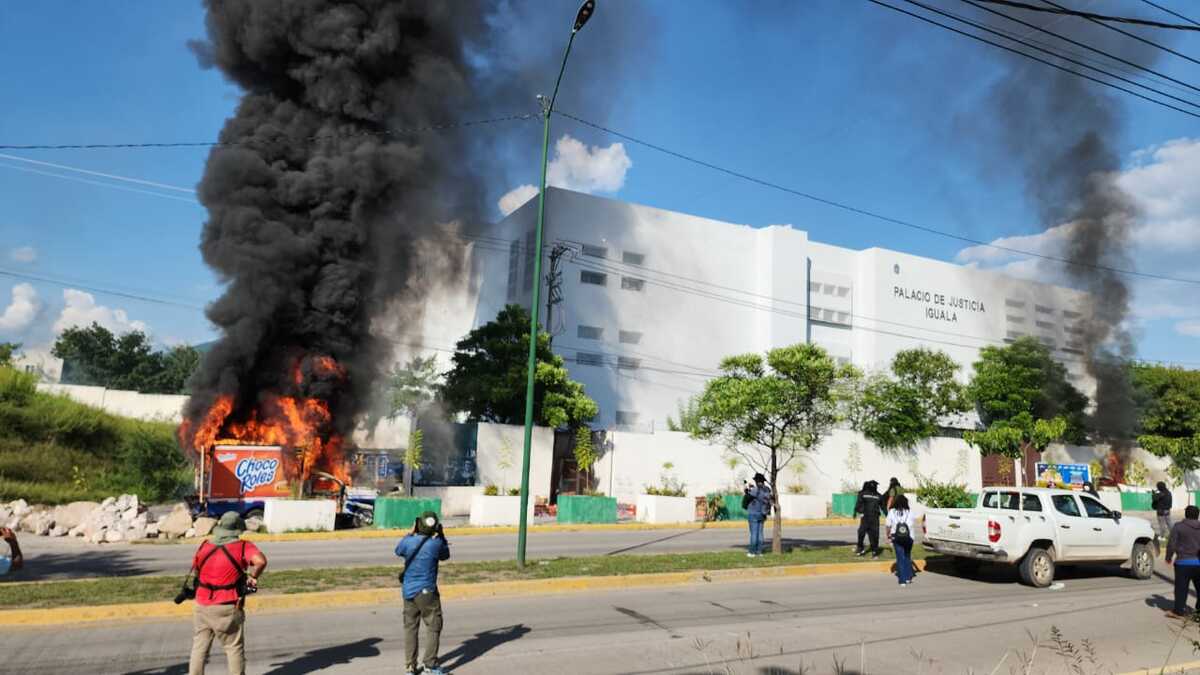 Caso Ayotzinapa. Queman camionetas frente a Palacio Justicia en Iguala- Grupo Milenio
