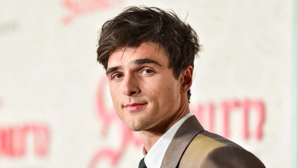 Jacob Elordi rompe una silla con sus manos en Cumbres Borrascosas- Grupo Milenio