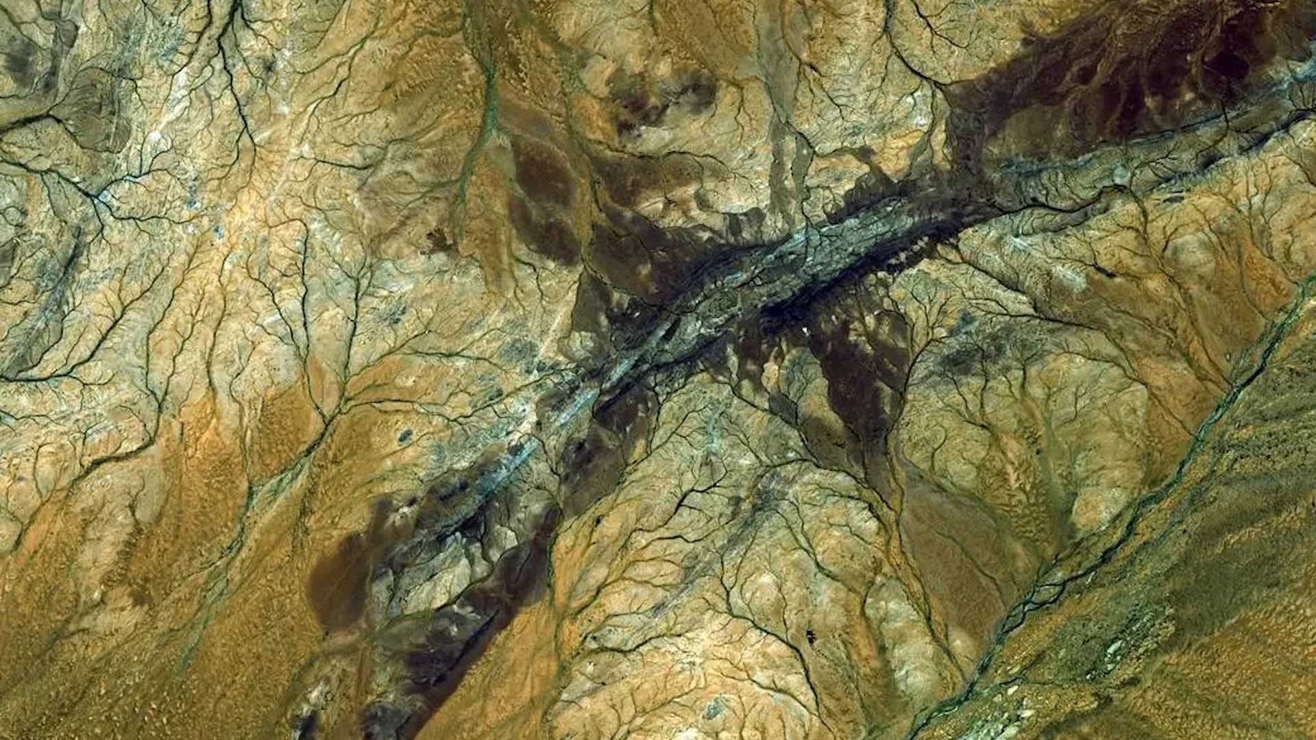 Earth may have had freshwater and continents soon after forming, ancient crystals reveal | Live Science