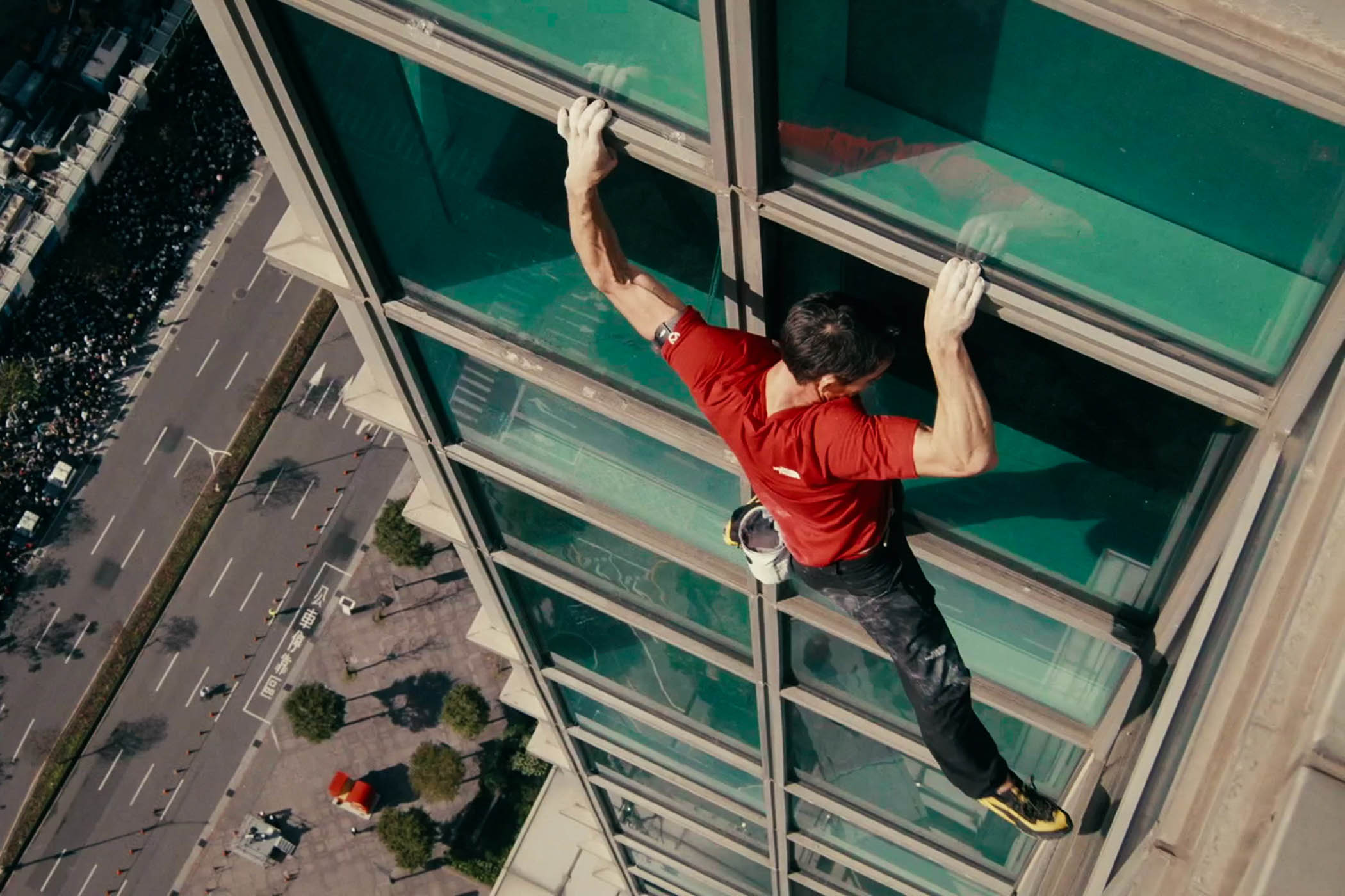 Half a kilometre up with no ropes: Alex Honnold scales sk...