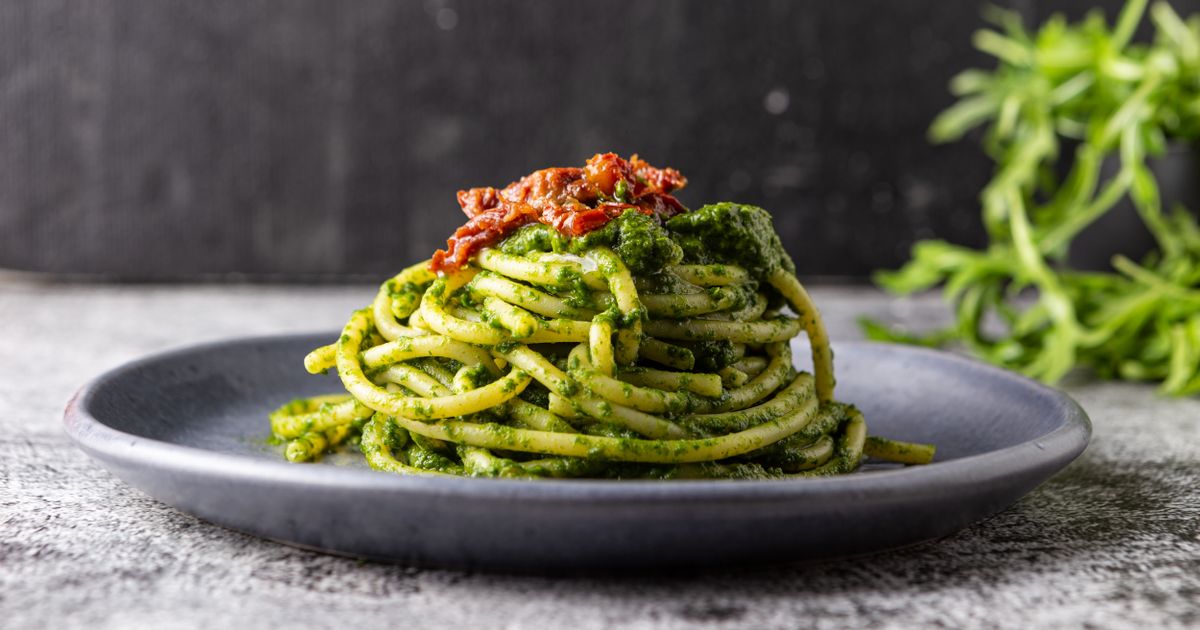 Pasta sa pestom od kelja gotova za 15 minuta: Zdrava večera puna biljnih proteina i vlakana - Plantbased.rs Telegraf