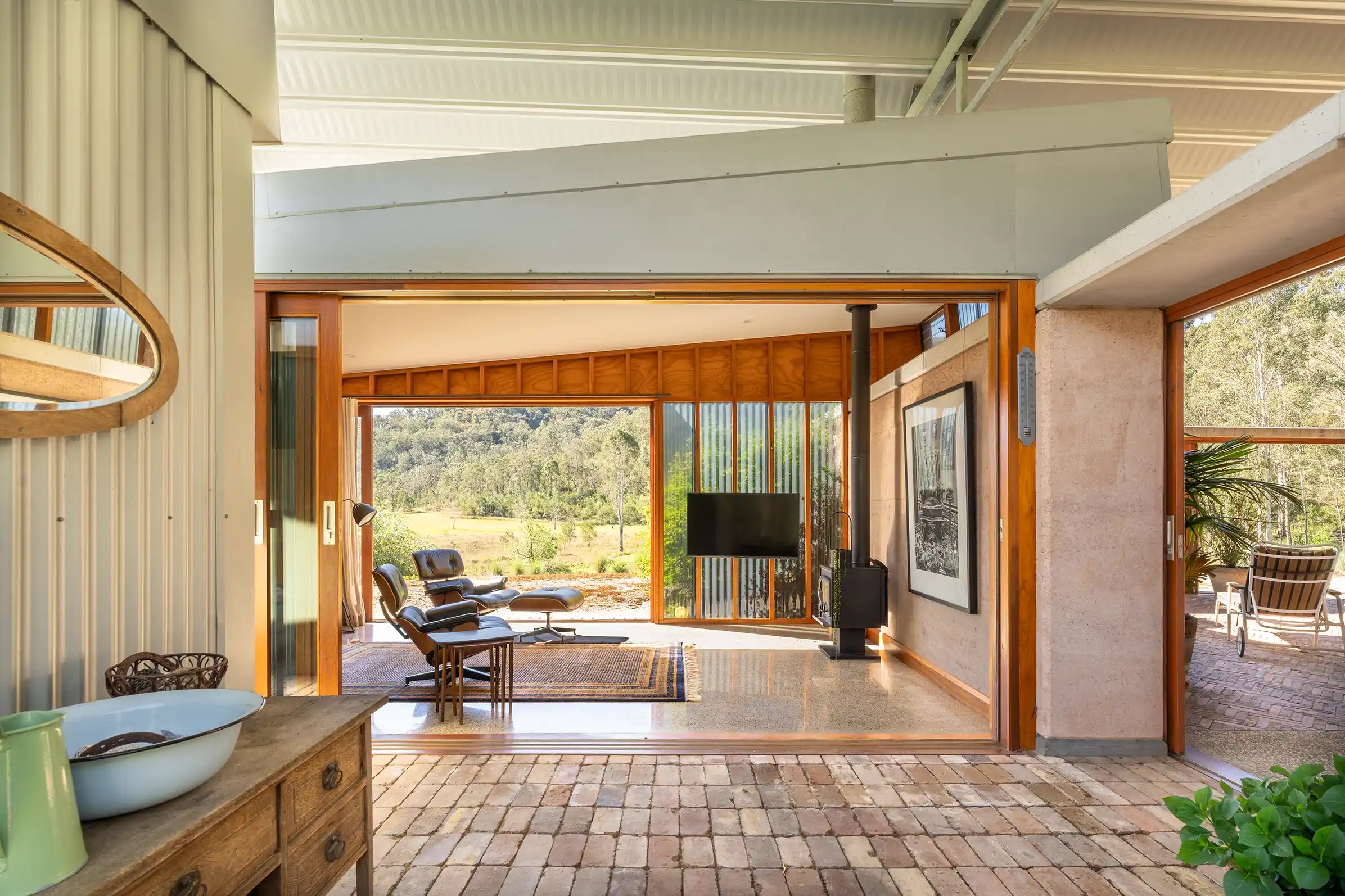A floating roof tops this off-grid house in the Hunter Valley - The Spaces