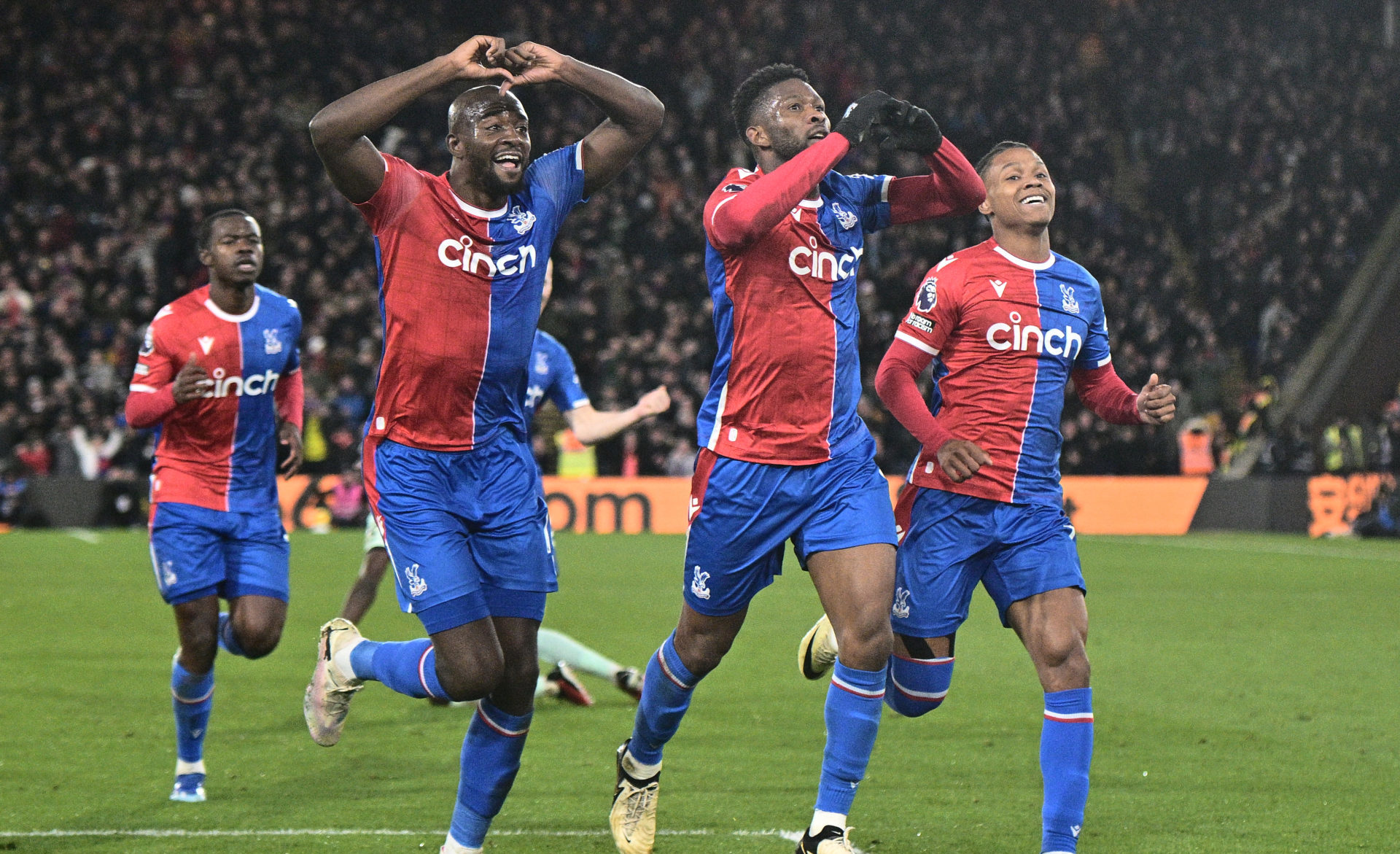 Manager now keen to replace Roy Hodgson at Crystal Palace, has requested £4m salary in talks