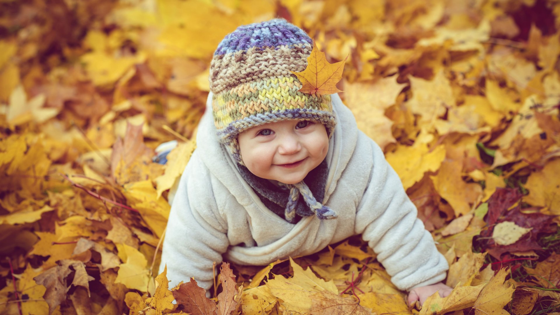 Baby anziehen im Herbst: Tipps für die goldene Jahreszeit