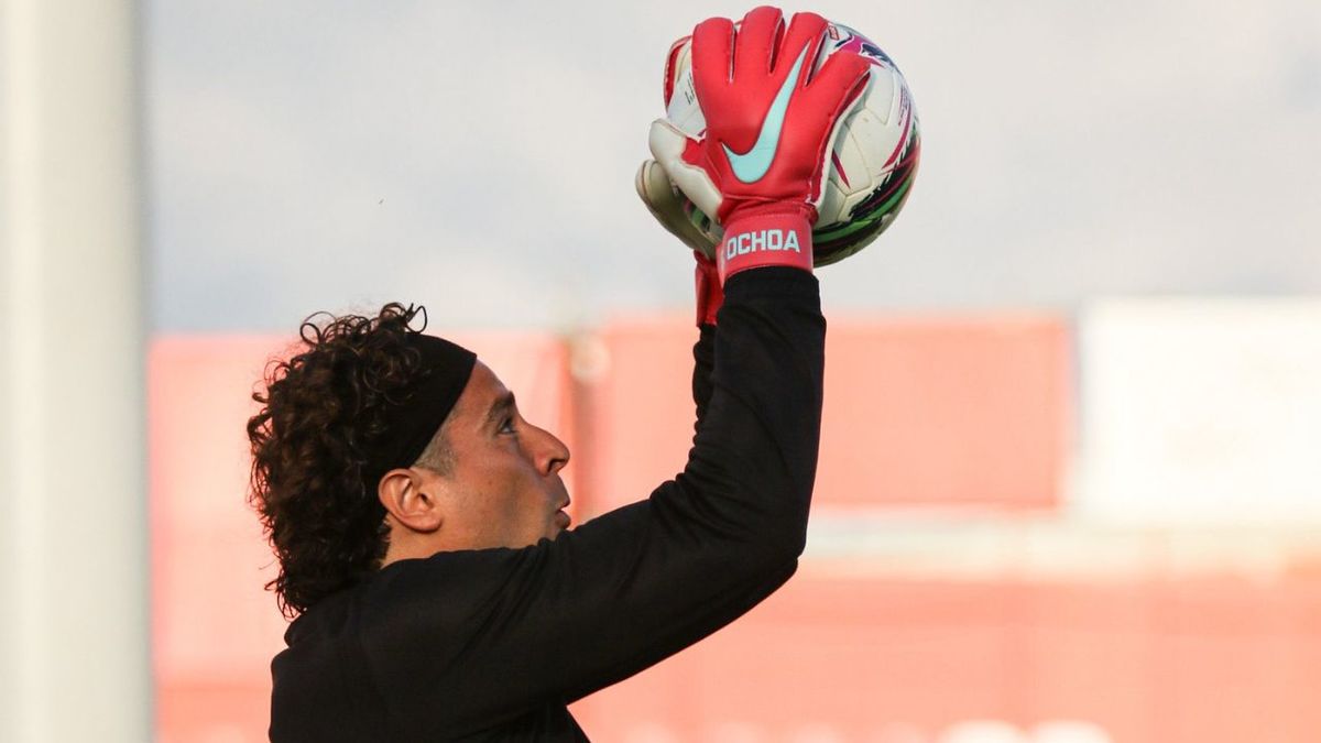Guillermo Ochoa se vuelve a quedar sin técnico en el AVS