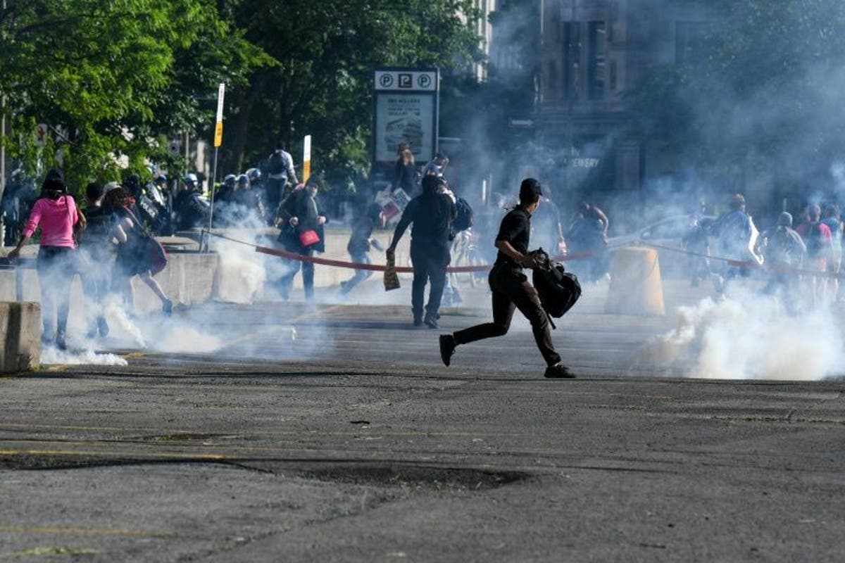 Motion tabled to prevent Montreal police from using tear gas