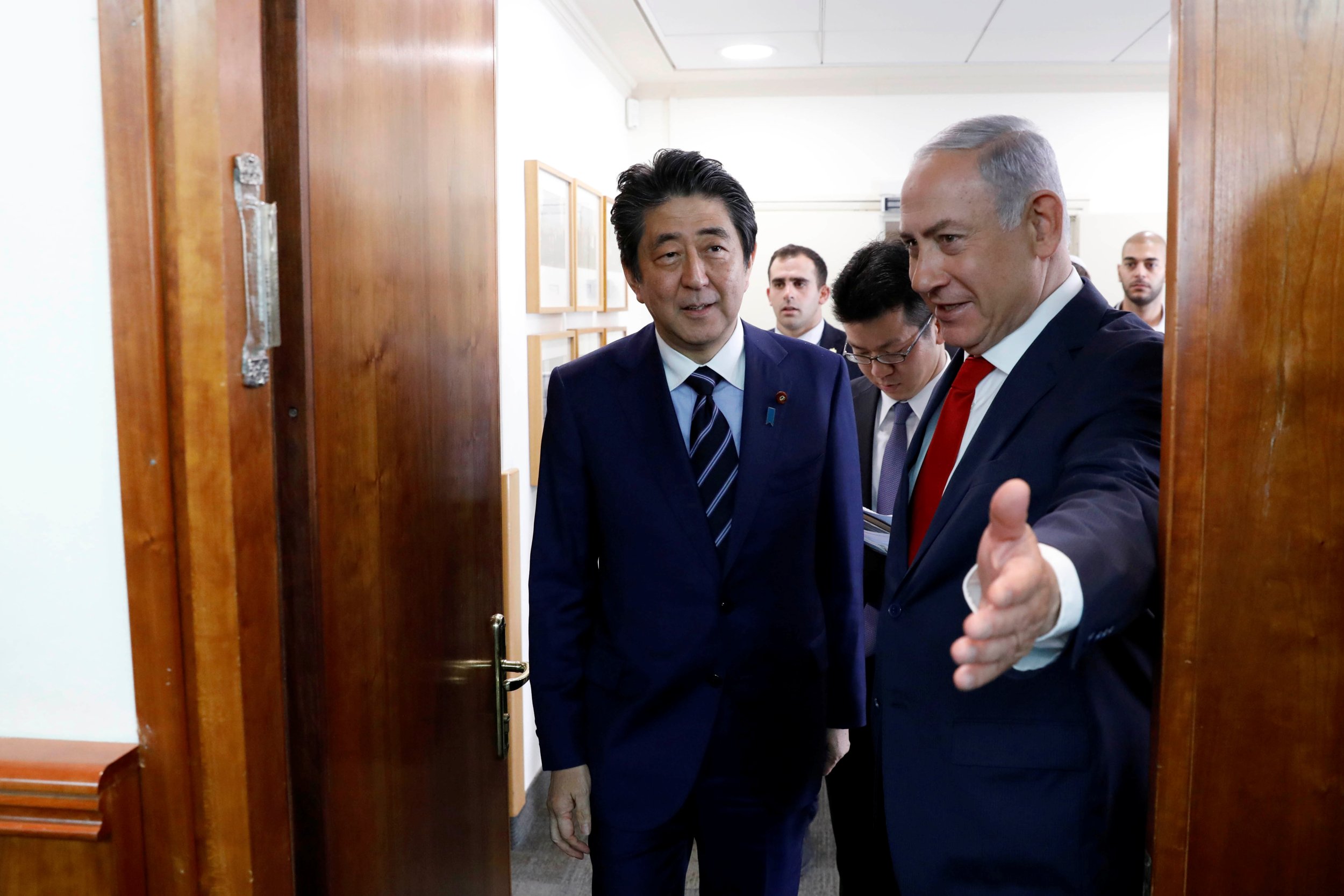 Why Did Benjamin Netanyahu Serve Shinzo Abe Dessert In A Shoe? | IBTimes