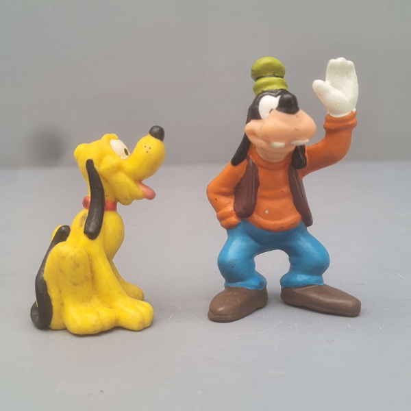 LOTE COM 2 PERSONAGENS WALT DISNEY PLUTO E PATETA. O PATETA MEDE